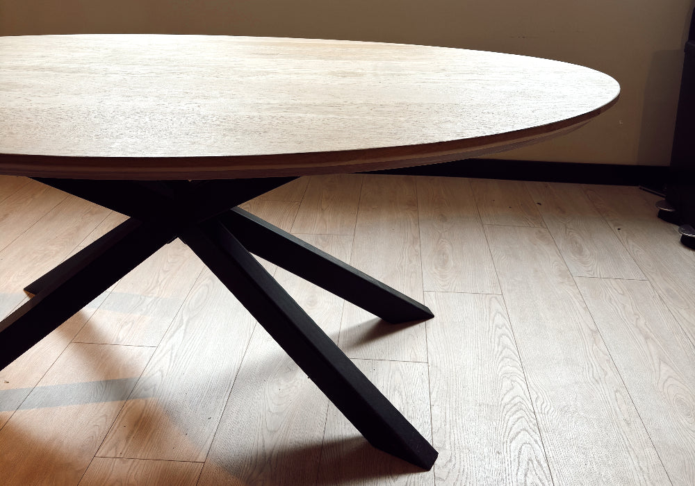 Eiken ovalen tafel